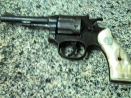 Arma utilizada para a prática do crime também foi apreendida - Divulgação