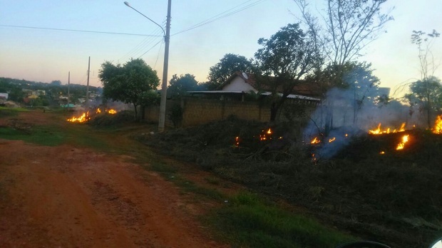 Queimadas em terrenos baldios causam transtornos na Rua Naim Agi - Foto / Leonardo Guimarães / JPNEWS