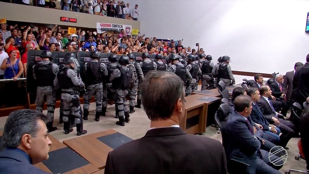 Votação da reforma causou conflito entre servidores e Polícia Militar - G1/MS Votação da reforma causou conflito entre servidores e Polícia Militar - G1/MS