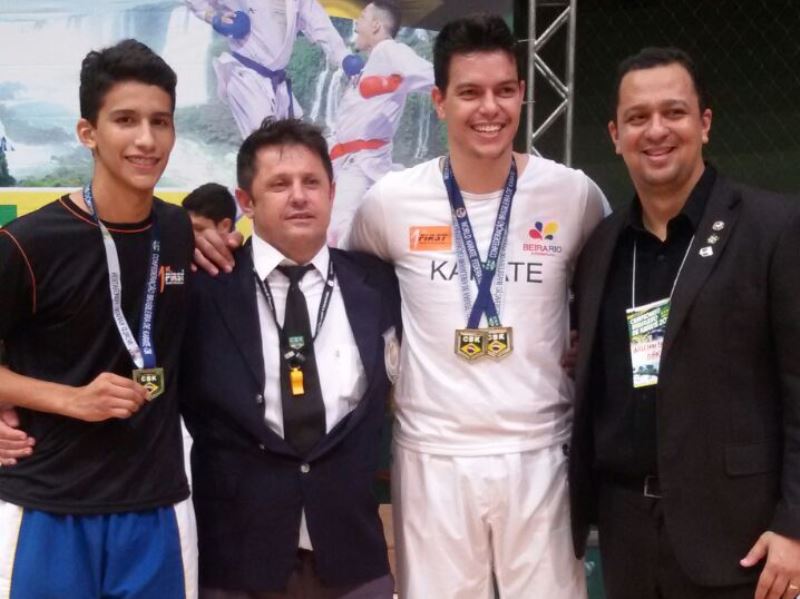 Atletas Diego e Rafael de Três Lagoas, campeões na categoria de 16 a 17 anos, juntamente com o técnico Cloudoardo Zanon e o diretor Técnico da CBK William Cardoso - Divulgação