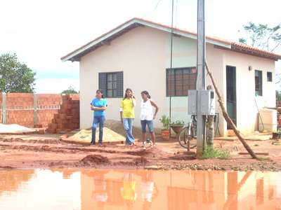 Com as águas paradas das chuvas, sem ter para onde escoar, aumenta o risco de doenças principalmente em crianças -