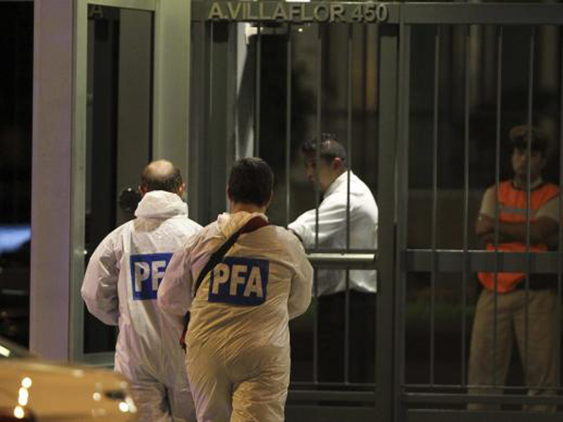 Policiais forenses chegam à residência do procurador argentino Alberto Nisman depois que ele foi encontrado morto em seu apartamento - Agência Lusa/EPA/David fernandes Policiais forenses chegam à residência do procurador argentino Alberto Nisman depois que ele foi encontrado morto em seu apartamento - Agência Lusa/EPA/David fernandes