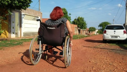 Sandra de Souza usa uma cadeira manual para se locomover - Lucas dos Anjos/JPNEWS