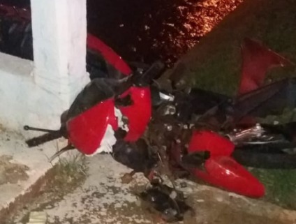 Por pouco motociclista não cai no corrégo fazendinha - Reprodução/Internet