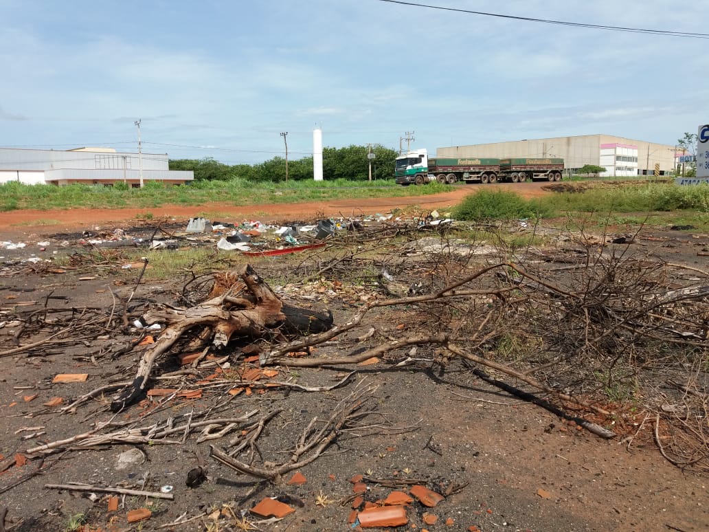 Local onde lixo é depositado fica próximo a importantes indústrias do município - Alex Santos