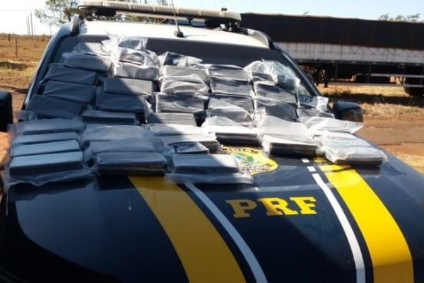 Os tabletes de cocaína estavam escondidos no painel da Dodge Ram da caminhonete - Reprodução