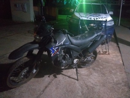 Motocicleta foi retirada do pátio pelo muro da unidade policial - 13º BPM Paranaíba/Reprodução
