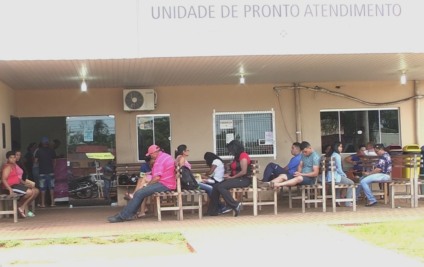 Moradores com dengue lotam salas e área externa da UPA - Reprodução/TVC