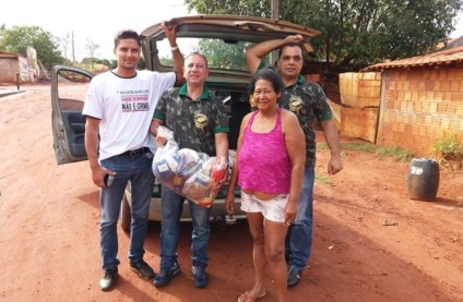 Aproximadamente 400 quilos de alimentos foram doados à familias carente e entidade - Alex Santos