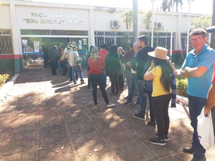 Fila acabou deixando muitos contribuintes impacientes após horas de espera - Alex Santos
