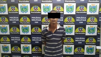 Polícia localizou dez trouxinhas de crack, 19 trouxinhas de cocaína, além de uma vela e isqueiros - 13º BPM Paranaíba/Reprodução