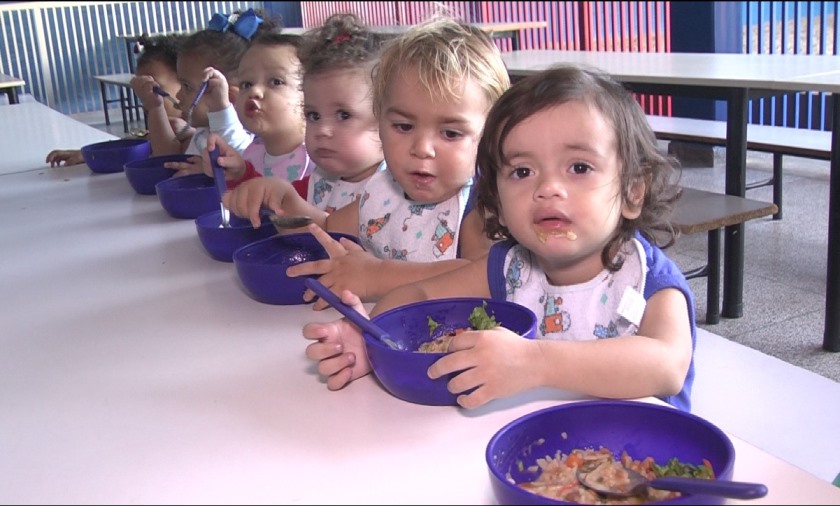 Crianças de creche têm até quatro refeições por dia - Reprodução TVC