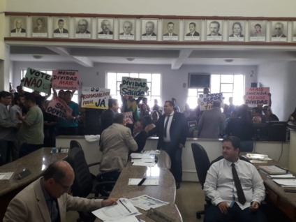 Paranaibenses empunharam cartazes contrário ao endividamento do município - Talita Matsushita