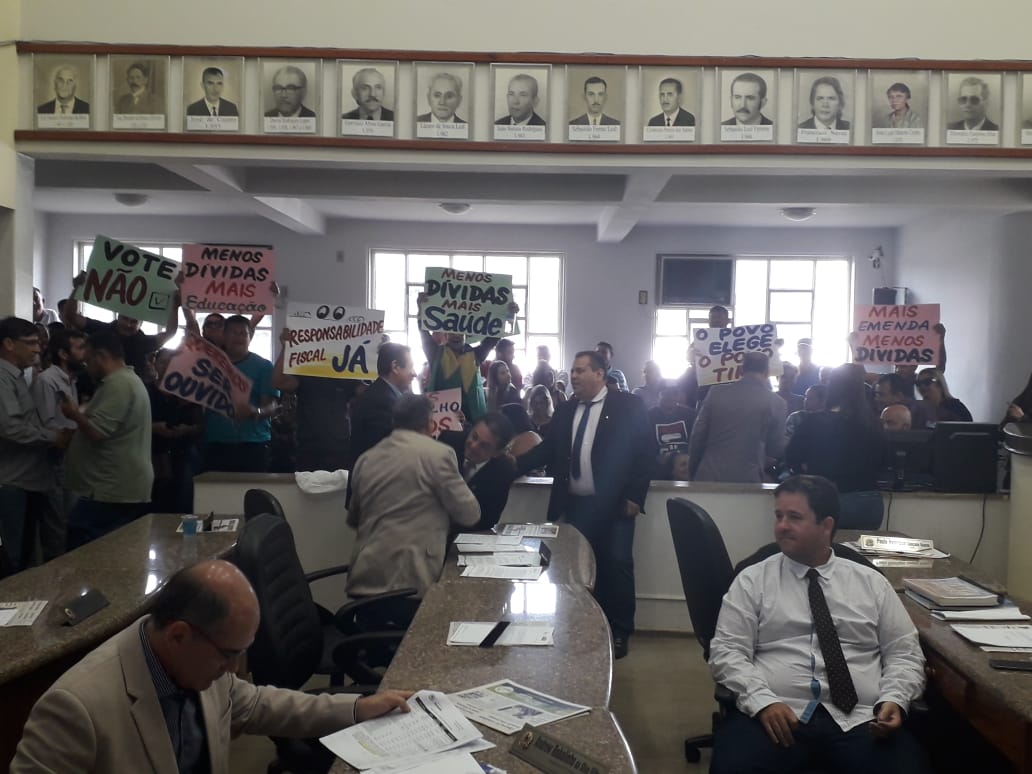 Paranaibenses empunharam cartazes contrário ao endividamento do município - Talita Matsushita
