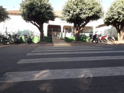 Mãe reclama da falta de respeito à faixa de pedestres em frente escola