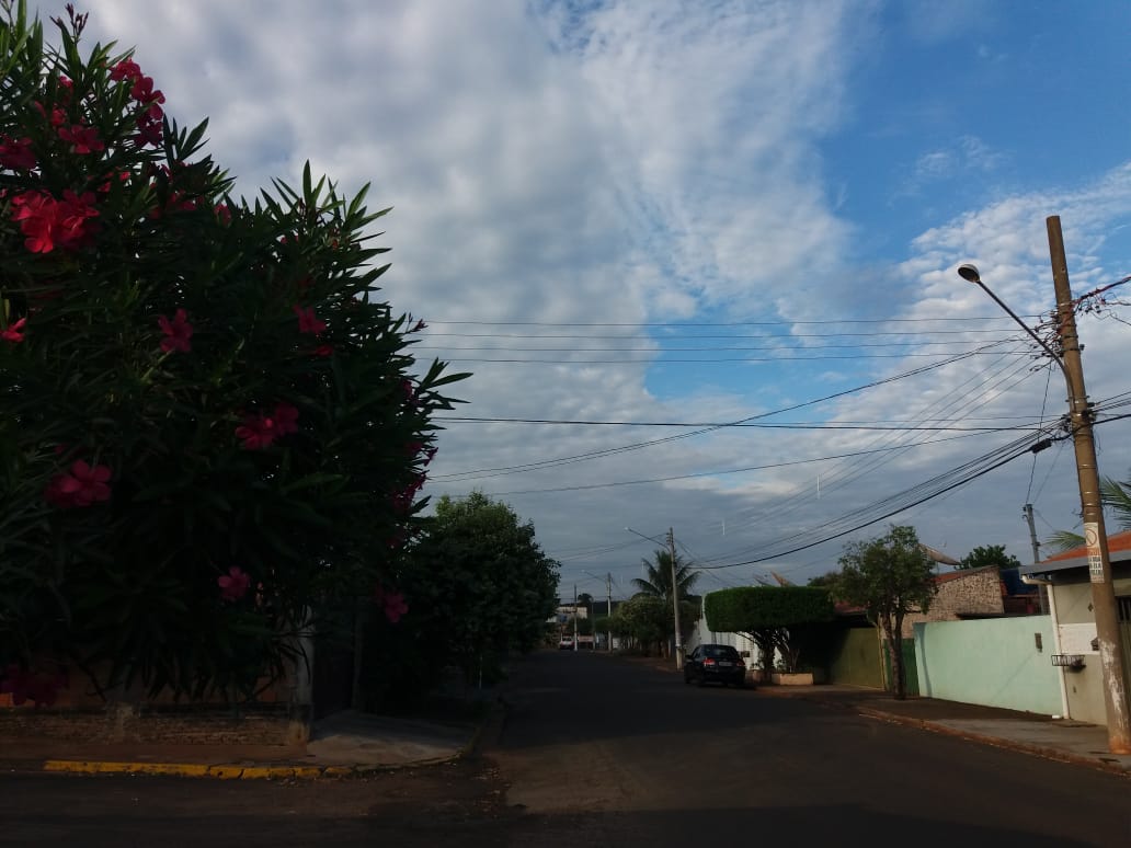 O dia amanheceu com clima ameno e céu parcialmente nublado - Alex Santos