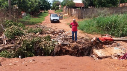 Inúmeros acidentes na cratera já foram presenciados por moradores do bairro - Alex Santos