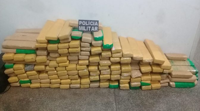 Os policiais se aproximaram do veículo parado e sentiram um forte odor de maconha - Assessoria 13º Batalhão