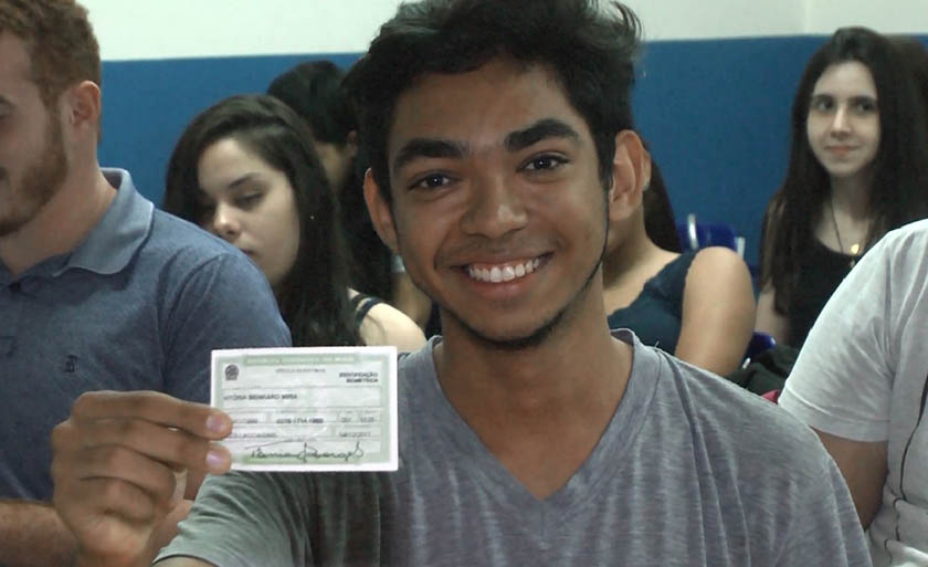 Estudante Leonardo Vinicius Moreira, de 17 anos, faz parte das estatísticas do Tribunal Eleitoral - Reprodução/TVC