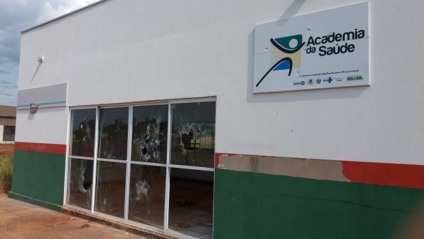 No local é possível notar a presença de sujeira, vidros quebrados, além de garrafas de bebibas - Alex Santos / JPNEWS