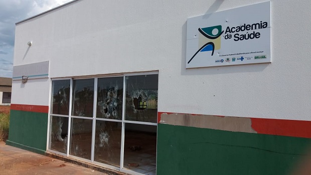 No local é possível notar a presença de sujeira, vidros quebrados, além de garrafas de bebibas - Alex Santos / JPNEWS