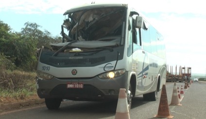 Testemunhas relataram à Polícia Rodoviária Federal (PRF) que o micro-ônibus bateu na traseira da carreta, no momento em que o veículo iria contornar para a direita - Reprodução/TVC Testemunhas relataram à Polícia Rodoviária Federal (PRF) que o micro-ônibus bateu na traseira da carreta, no momento em que o veículo iria contornar para a direita - Reprodução/TVC