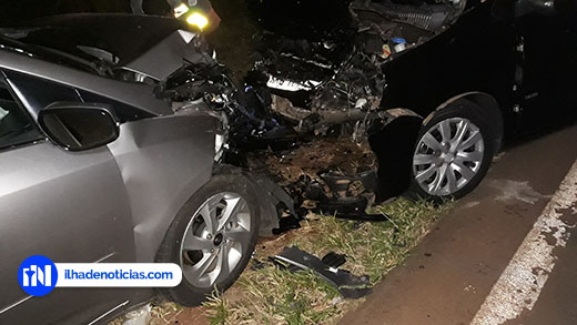 Carros ficaram destruídos no acidente; polícia de Itapura vai investigar - Dougas Cossi/ilhadenoticias.com.br