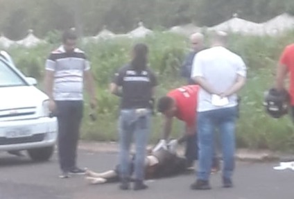 O condutor do carro contou aos policiais que tentou frear o veículo, porém, a via estava com pedregulhos - Reprodução