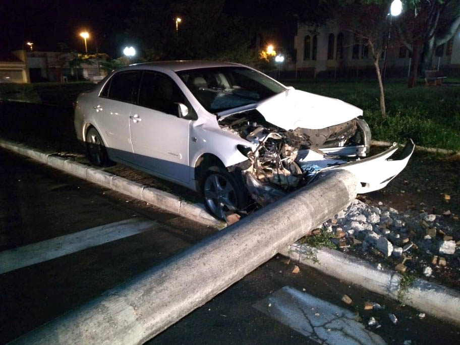 Carro ficou com a frente destruída e conndutor teve ferimentos leves - Divulgação Carro ficou com a frente destruída e conndutor teve ferimentos leves - Divulgação
