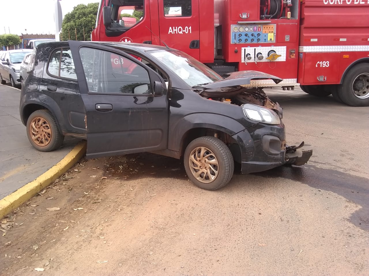 Carro teve a frente amassada e motorista sofreu ferimentos no rosto - Alfredo Neto/JPNews Carro teve a frente amassada e motorista sofreu ferimentos no rosto - Alfredo Neto/JPNews