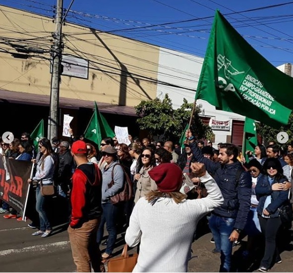Professores voltam as ruas em protesto contra decisões do governo federal para os trabalhadores da educação - Instagram/ACP