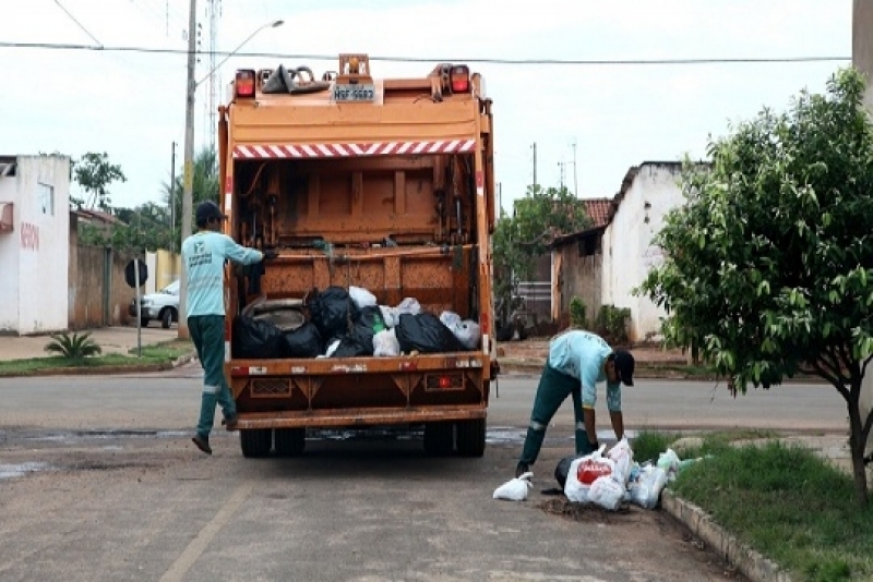 Coletores trabalham em rua de Três Lagoas; empresa pode ter contrato irregular - Danilo Fiuza/JP