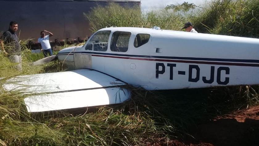 Aeronave somente parou às margens da BR-158, nenhum veículo foi atingido e ninguém ficou ferido. - Divulgação/PRF Aeronave somente parou às margens da BR-158, nenhum veículo foi atingido e ninguém ficou ferido. - Divulgação/PRF
