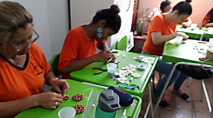 Curso envolve técnicas básicas de como confeccionar brincos, pulseiras, colares, entre outros - Divulgação