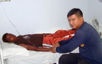 Adrian Vasquez, que ficou 26 dias à deriva no Oceano Pacífico, recebe cuidados médicos a bordo de navio equatoriano -
