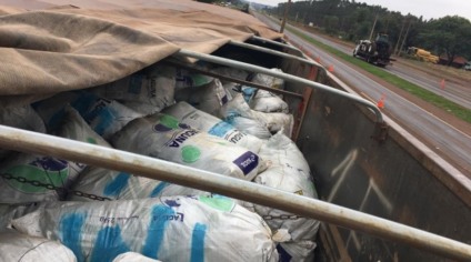 O agrotóxico de origem chinesa entrou no Brasil pela fronteira no Paraguai - Divulgação/PRF