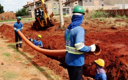 Antes a concessionária de águas só arrumava onde foi quebrado o asfalto - Divulgação