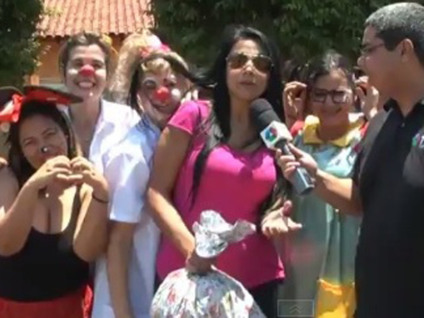 Crianças ganharam presentes e puderam se divertir com os Doutores Atrapalhadores   - Reprodução/TVC