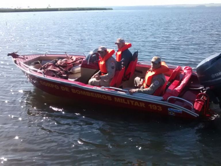 Equipe composta por três bombeiros realizam buscas pelo pescador - Divulgação/Corpo de Bombeiros