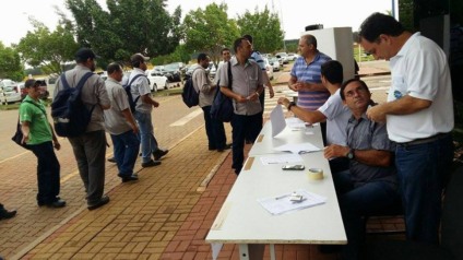 Funcionários decidem se aceitam a proposta da empresa - Divulgação/Assessoria