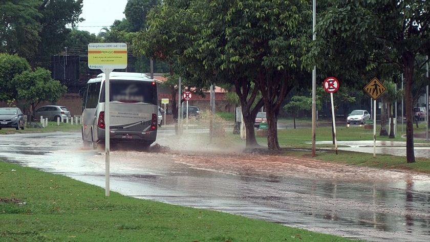 Um dos pontos de alagamentos é na circular da Lagoa Maior, na avenida Aldair Rosa de Oliveira. - Reprodução/TVC