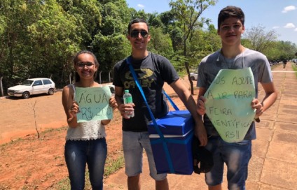 O professor Murilo com dois alunos da Escola Estadual Profª. Maria de Lourdes Widal Roma - Israel Espindola/CBN