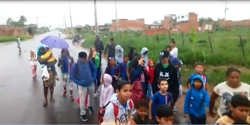 Em dias de chuva, alunos que moram no bairro sofrem enquanto aguardam o ônibus escolar - Imagem cedida