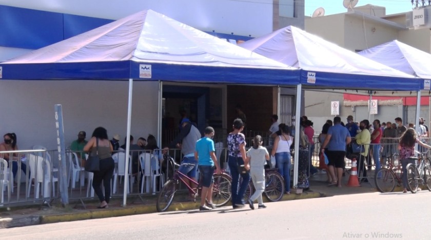 Trabalhadores enfrentam fila gigante em frente às agências em Três Lagoas - Arquivo/JPNEWS