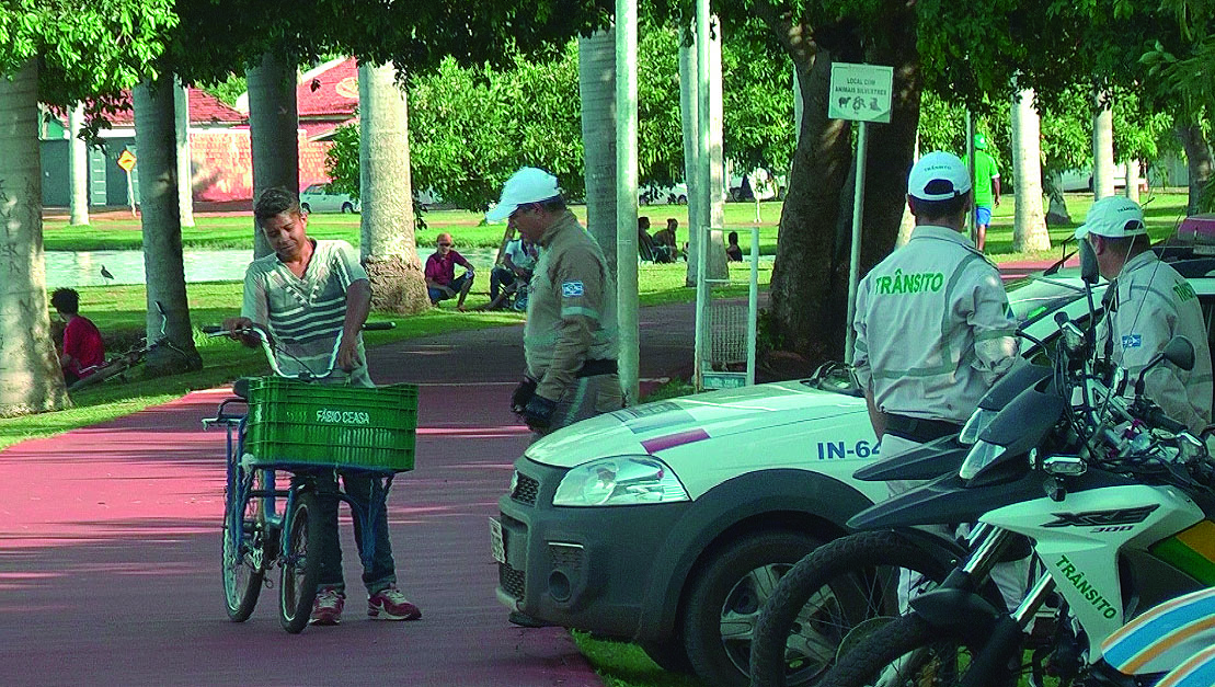 Lei proíbe bicicletas na pista de caminhada na orla da Lagoa Maior - Reprodução/TVC