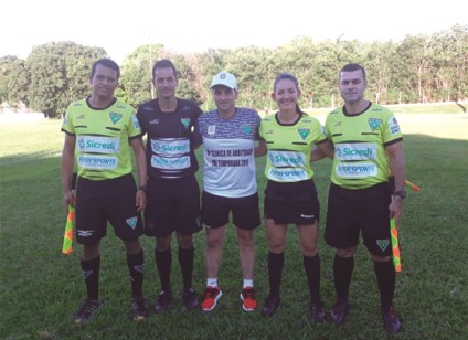 Árbitros de Três Lagoas acompanhados do treinador Marcelo Rogério, nesta semana, em Campo Grande. - Imagem cedida