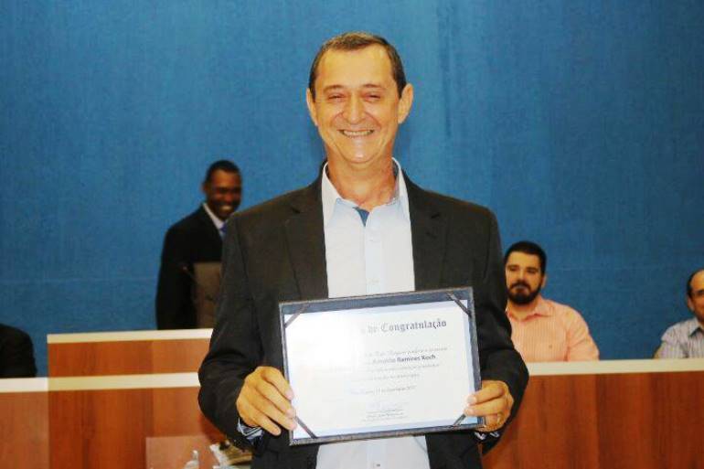 Funcionário público Arnaldo Kock Ramires sendo homenageadona Câmara - Arquivo/Câmara Municipal