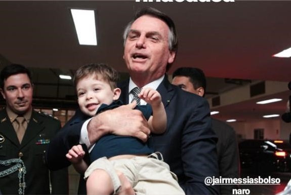 Bolsonaro com o menino Arthur durante Festa realizada no Ministério de Damares - Foto: reprodução redes sociais
