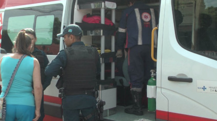 Momento em que a vítima é atendida pelo Samu no local do acidente, na manhã deste sábado - Reprodução/JPNEWS