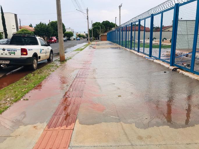 O resevatório da Sanesul na rua Bernardino Rodrigues Montalvão jogando no ralo milhares de litros de água - Israel Espíndola/JPnews